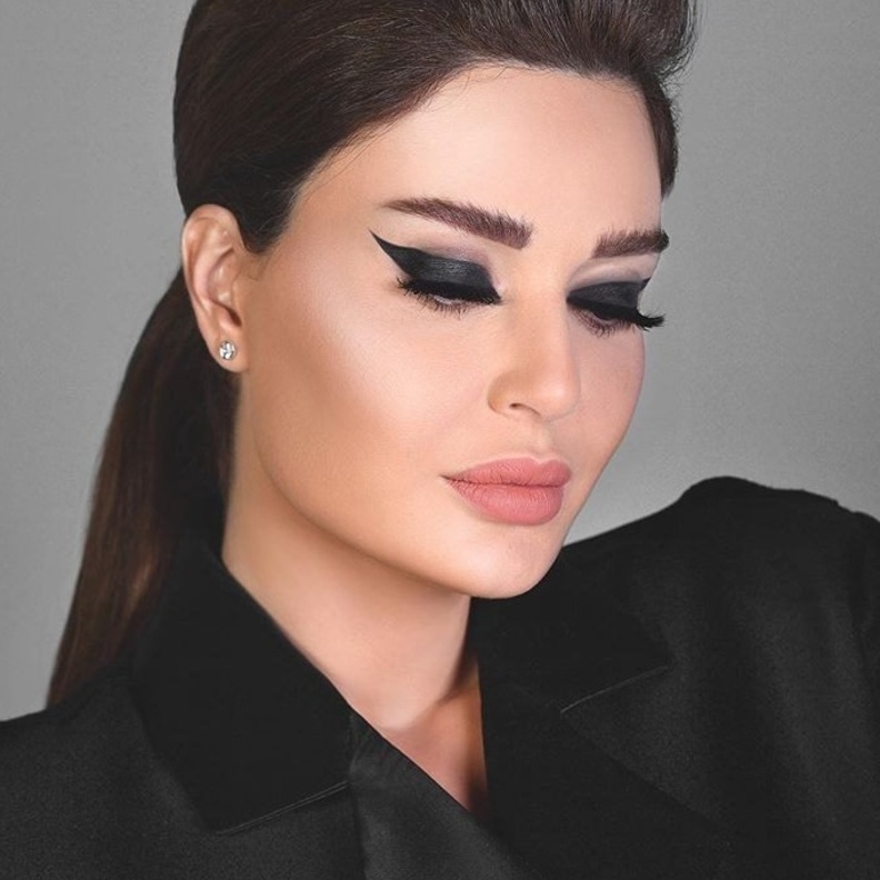 رسمات مكياج مع الآيلاينر الأسود في اليوم الوطني الاماراتي