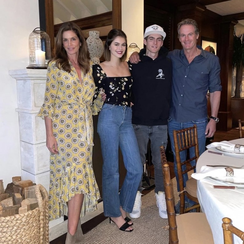 سيندي كروفورد تستمتع بالعشاء برفقة زوجها وأولادها 