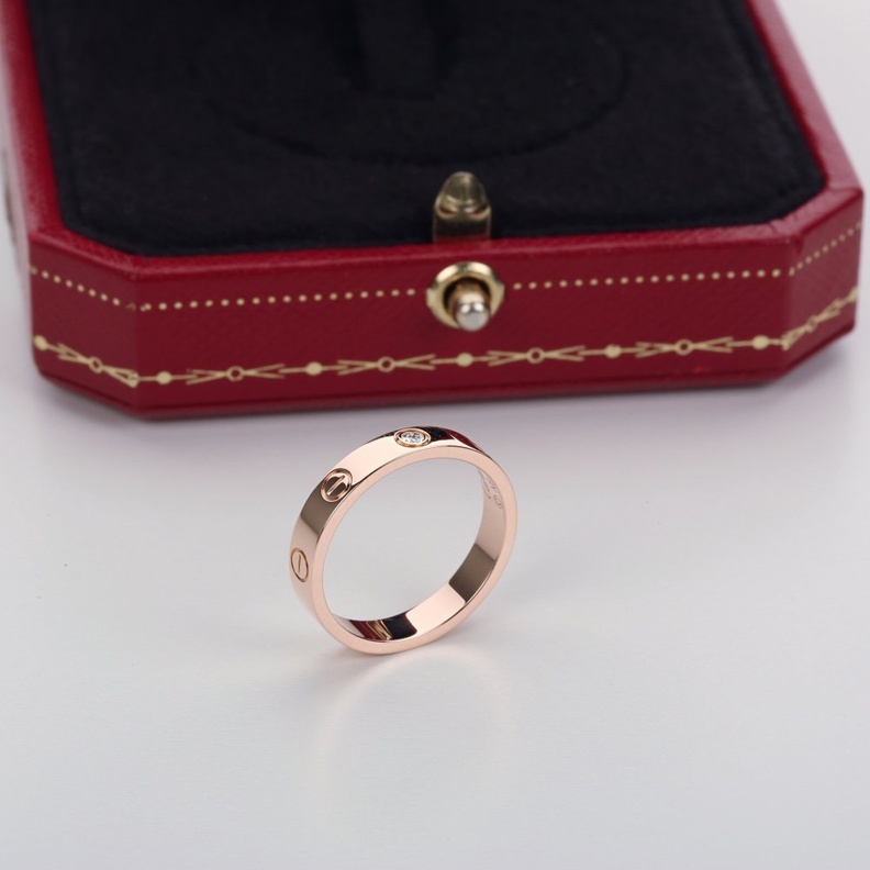  الذهب الوردي ومرصعة بماسة ناعمة في الوسط من cartier