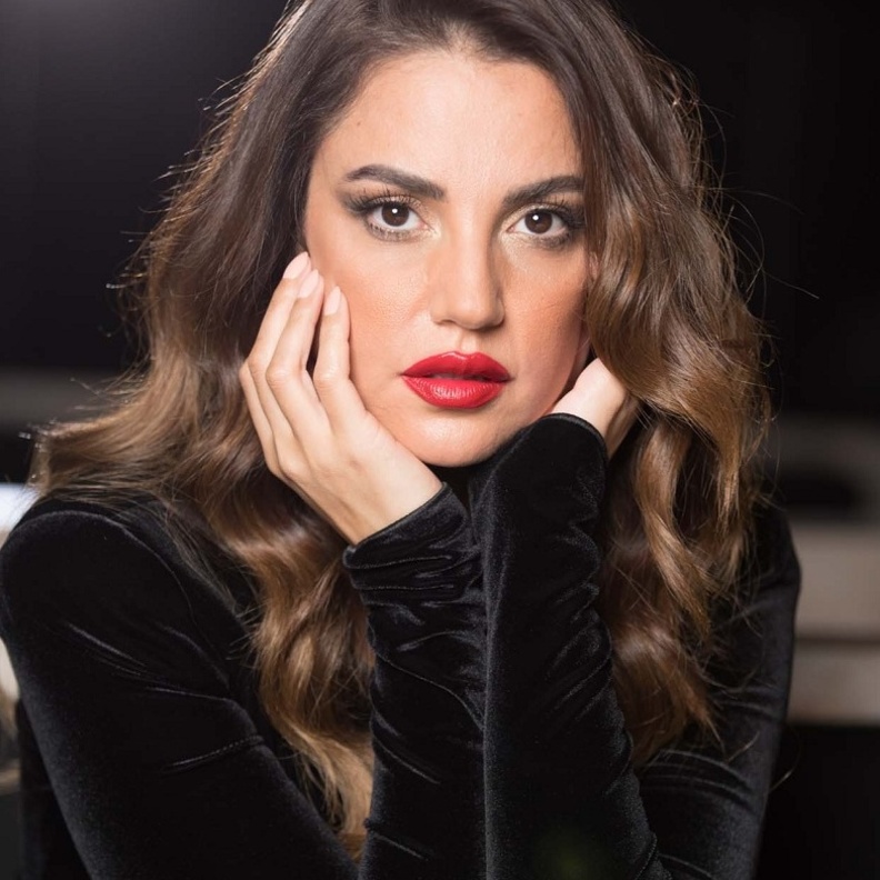 طريقة تطبيق الماكياج بأسلوب النجمة  درة زروق مع Armani Beauty