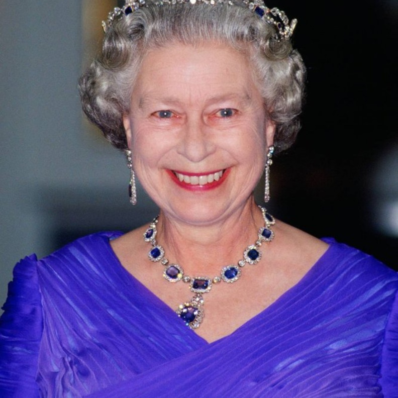 ‏ عاشقة الأزرق.. أجمل مجوهرات الملكة إليزابيث الثانية بلون البحر الساحر