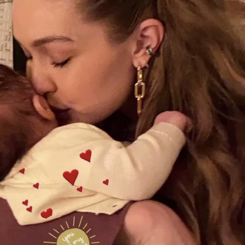 نشرت يولاندا حديد صورة لطيفة لابنتها جيجي وحفيدتها الصغيرة