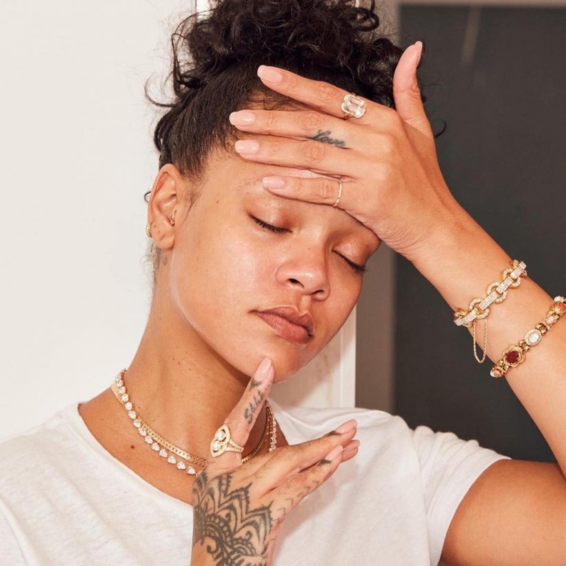 ريهانا تشرح روتين فنتي سكين الأساس المثالي لوضع المكياج