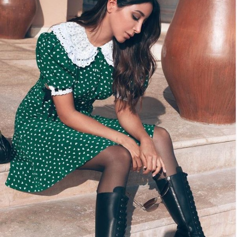 إختارت فستان أخضر أنيق من العلامة التجارية Miu Miu