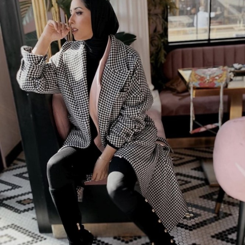  ريهام خليفة أنيقة في المعطف الكارو