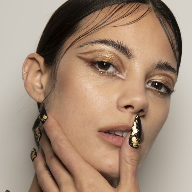 طرق وضع المكياج الذهبي لإطلالة مشعة في شتاء 2020