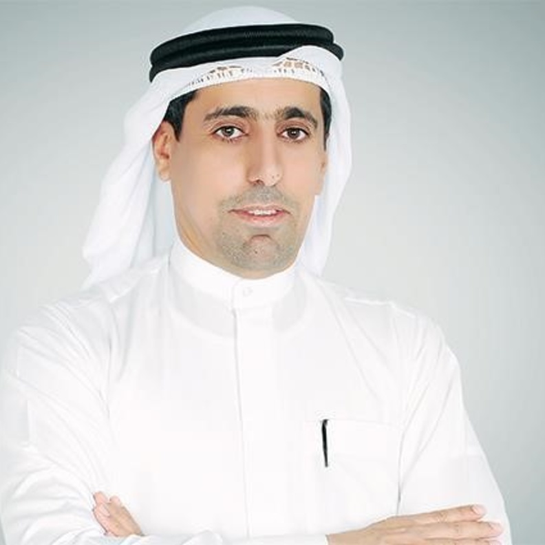 الفنان الإماراتي جمال السويدي بموهبة فنية مميزة