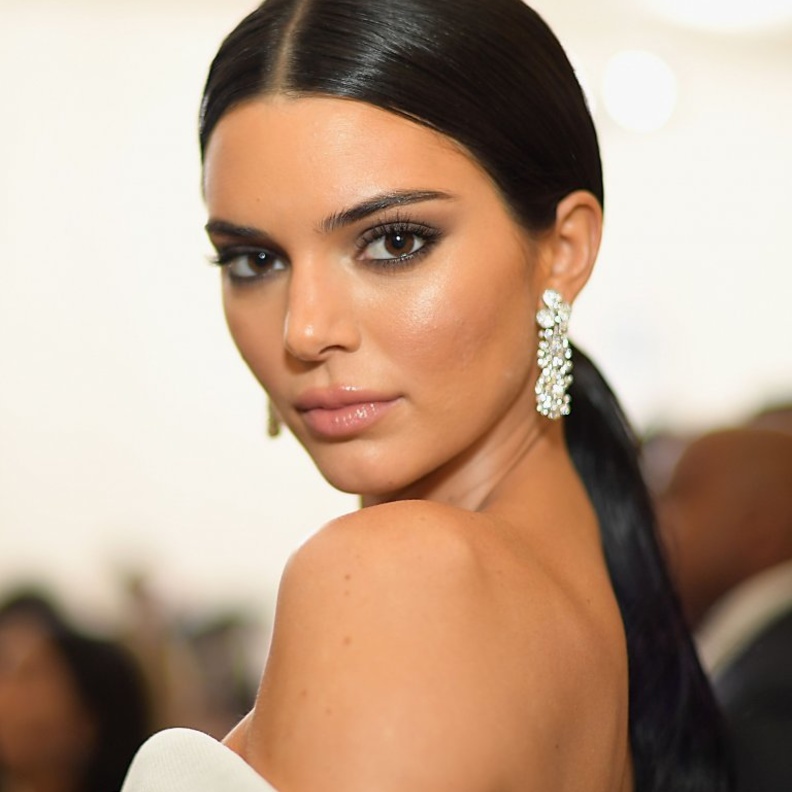  اجمل تسريحات شعر مبللة مع ذيل الحصان من وحي كيندال جينير