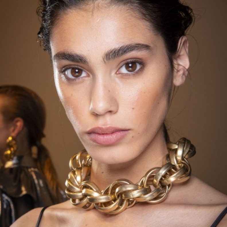 رسمات حواجب عريضة للوجه الطويل من دار Alberta Ferretti