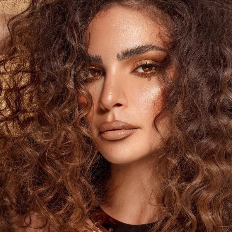 ريتا حايك بمكياج برونزي