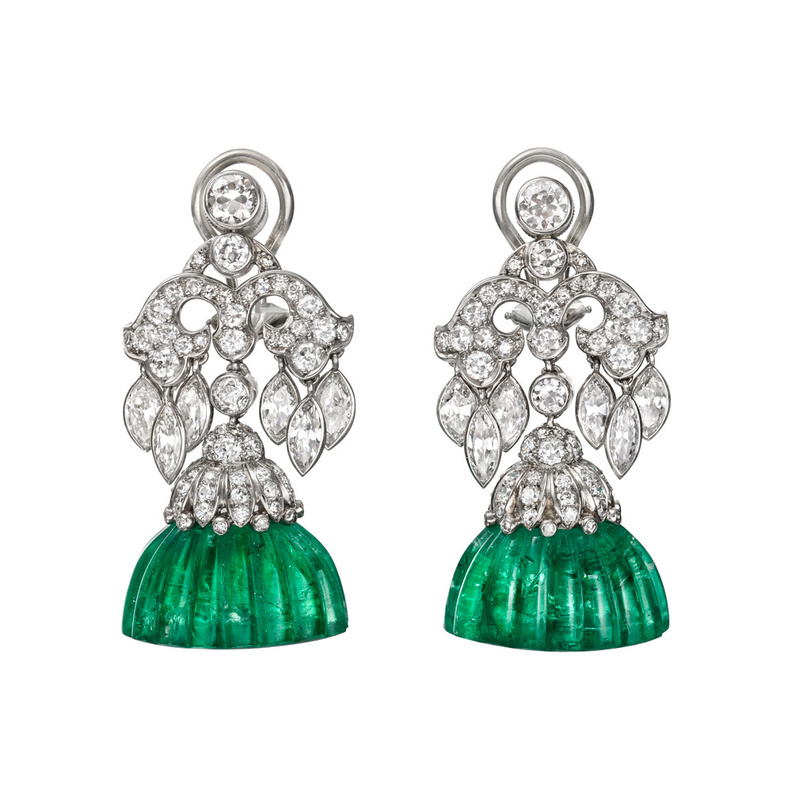 أقراط من الزمرد الأخضر والألماس على طراز الآرت ديكو من van cleef & arpels