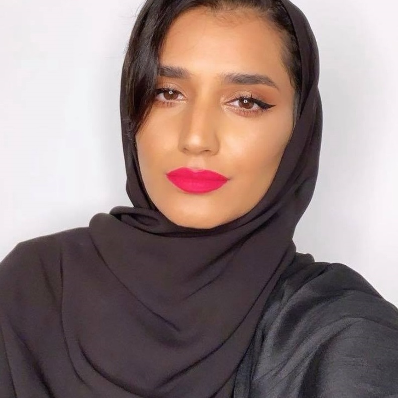 رسمات مكياج مشرقة مع الوان احمر الشفاه القوية البارزة