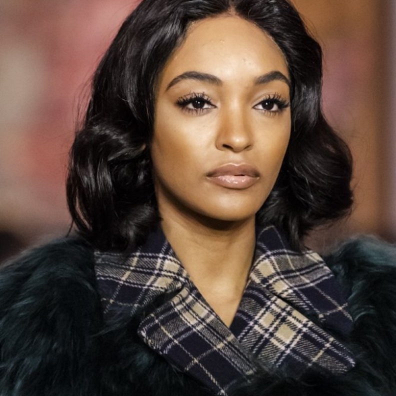 تسريحات الشعر الويفي العريض باللون الاسود لشتاء 2020 من دار Lanvin