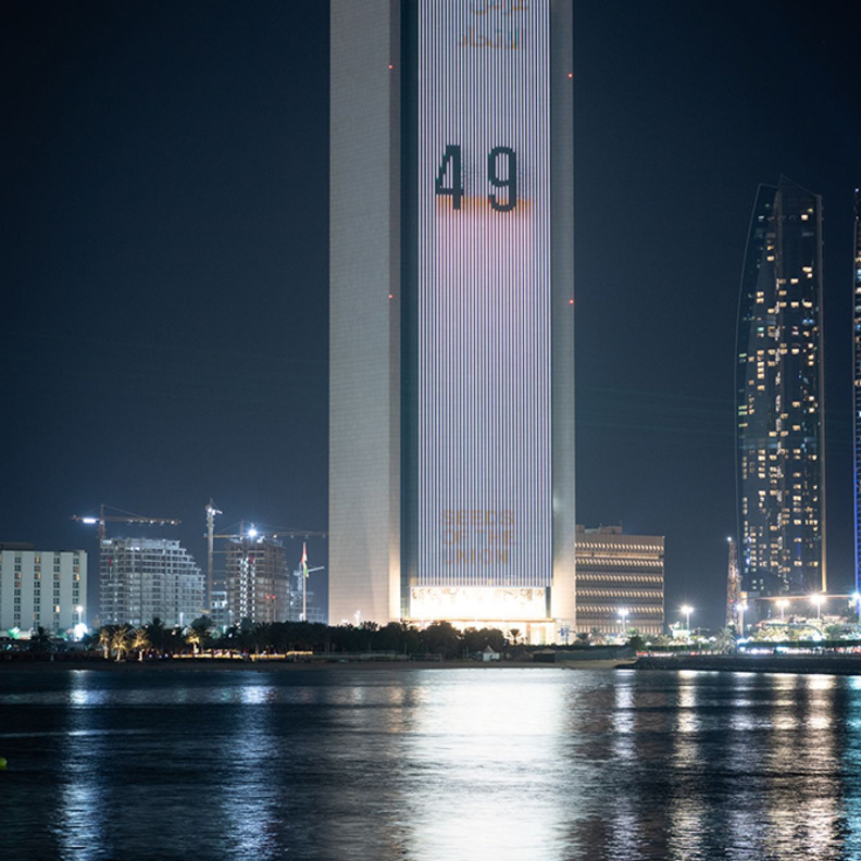 أشهر معالم الإمارات تشارك في احتفالات اليوم الوطني الـ49