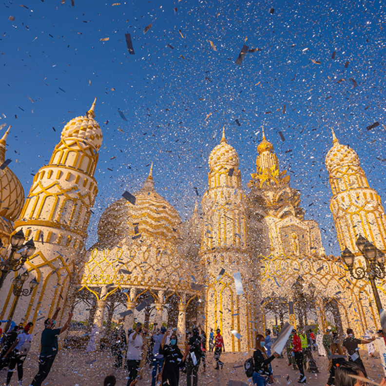 القرية العالمية في دبي تحتفل باليوم الوطني الـ49 بروائع فنية وبرامج ترفيهية