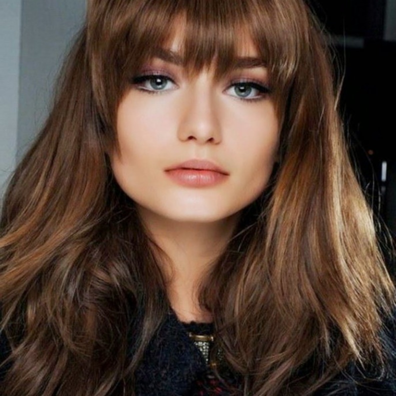 قصات الشعر الطويل مع الغرة الأمامية