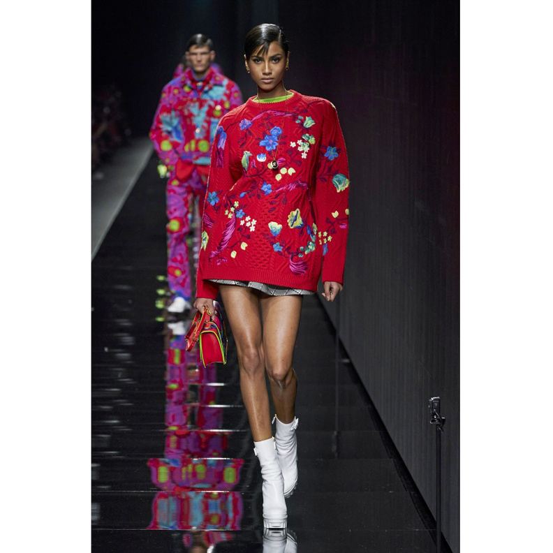  تألقي بالكنزة الحمراء بأسلوب دار Versace