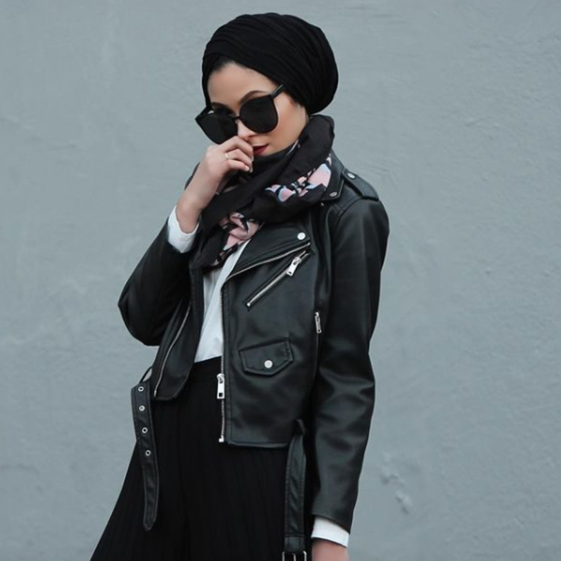  أسلوب نبيلة كريم بتنسيق الجاكيت البايكر القصير باطلالة راقية وأنيقة