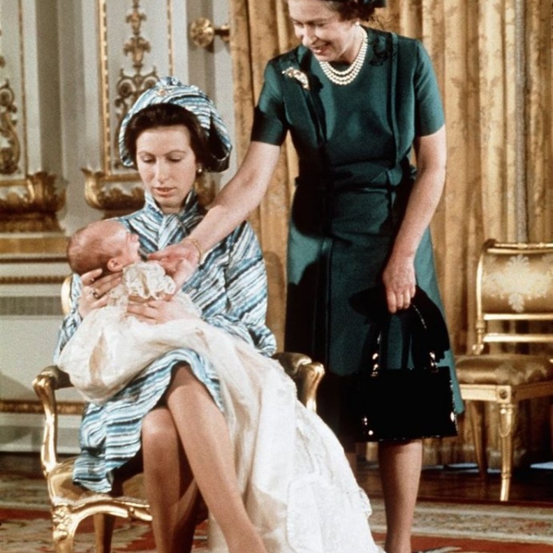 الملكة "الجدة".. الوجه الآخر لإليزابيث الثانية