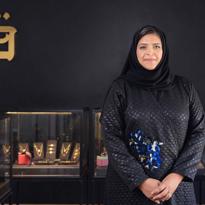 من الذهب الأصفر عيار 18 قيراط وأحجار الغرانيت والصدف والألماس والزركون الملون