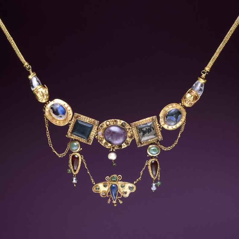 قلادة يونانية متعددة الألوان مع عليقة على شكل فراشة