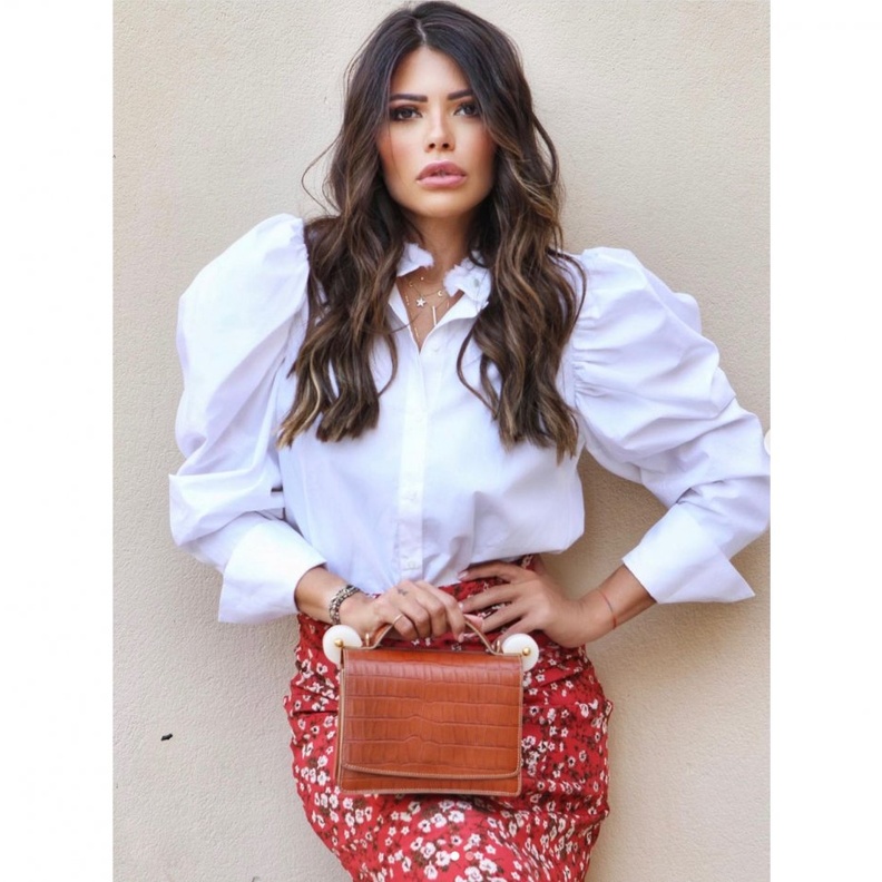 اختارت العنود بدر القميص الابيض ونسقته بأسلوب شبابي