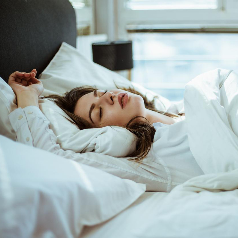  وضعية النوم الامثل للتخلص من آلام البطن وحرقة المعدة