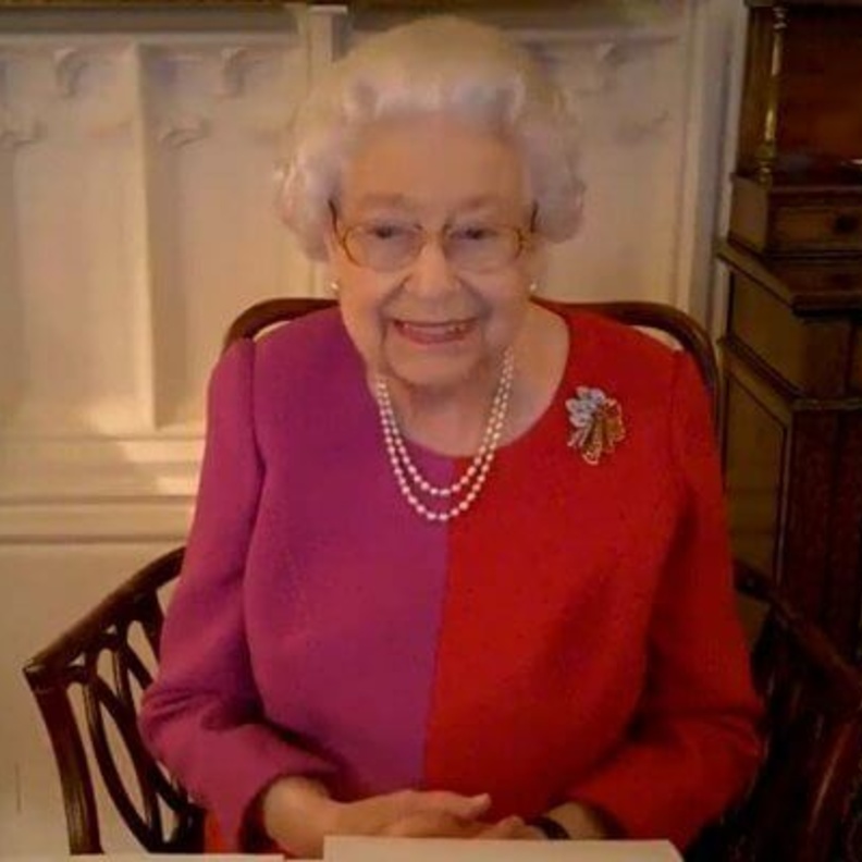 ملكة بريطانيا تجري محادثة عن بعد مع الفائزين بجائزة Commonwealth Light