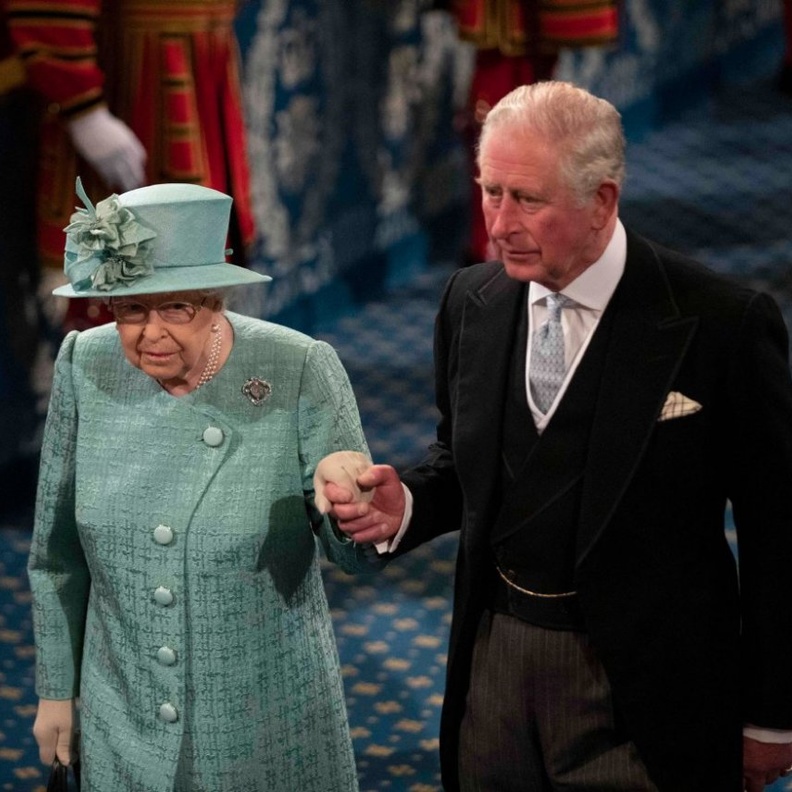 الأمير تشارلز غاضب من والدته الملكة إليزابيث الثانية بسبب رفضها التنازل عن العرش