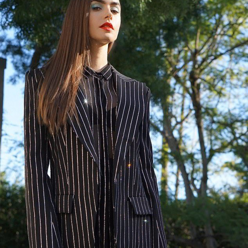 حملت أحدث إطلالات ليلي كولينز توقيع دار أزياء Alexandre Vauthier