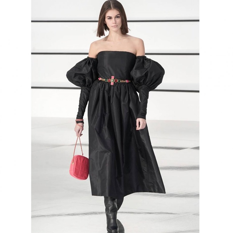 احدث موديلات فساتين مكشوفة الاكتاف بطرق ساحرة من دار Chanel