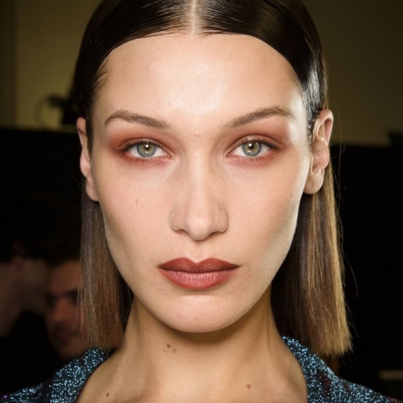 طريقة عمل رسمات مكياج لصاحبات الحواجب الرفيعة لإبراز جاذبية العيون