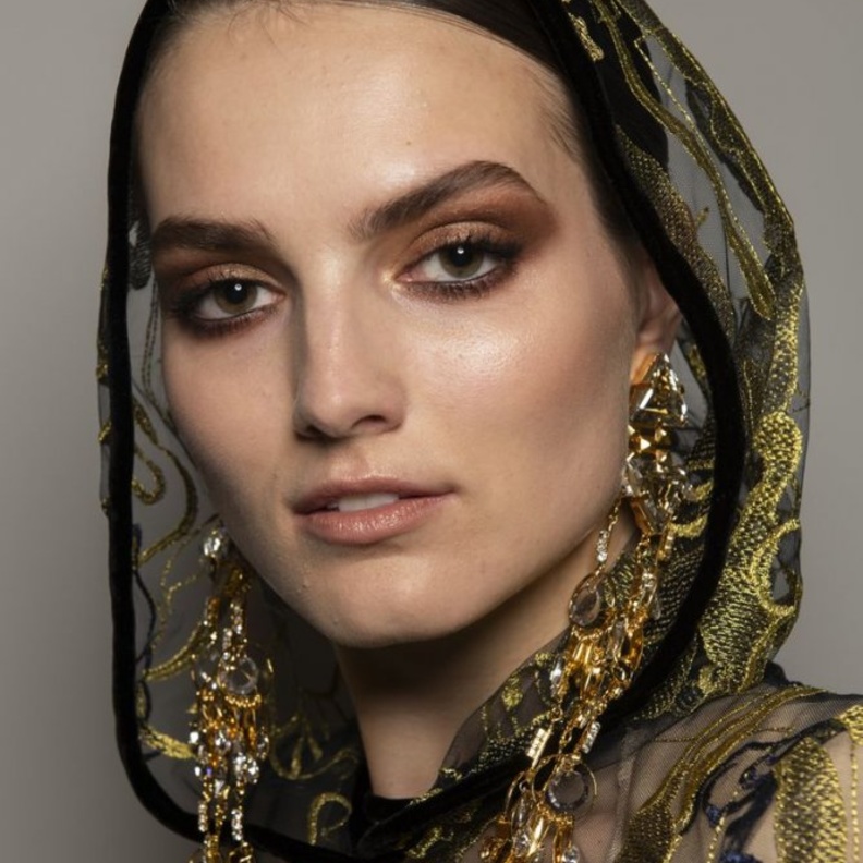  احدث صيحات مكياج عيون جريئة بدرجات برونزية براقة من Naeem Khan