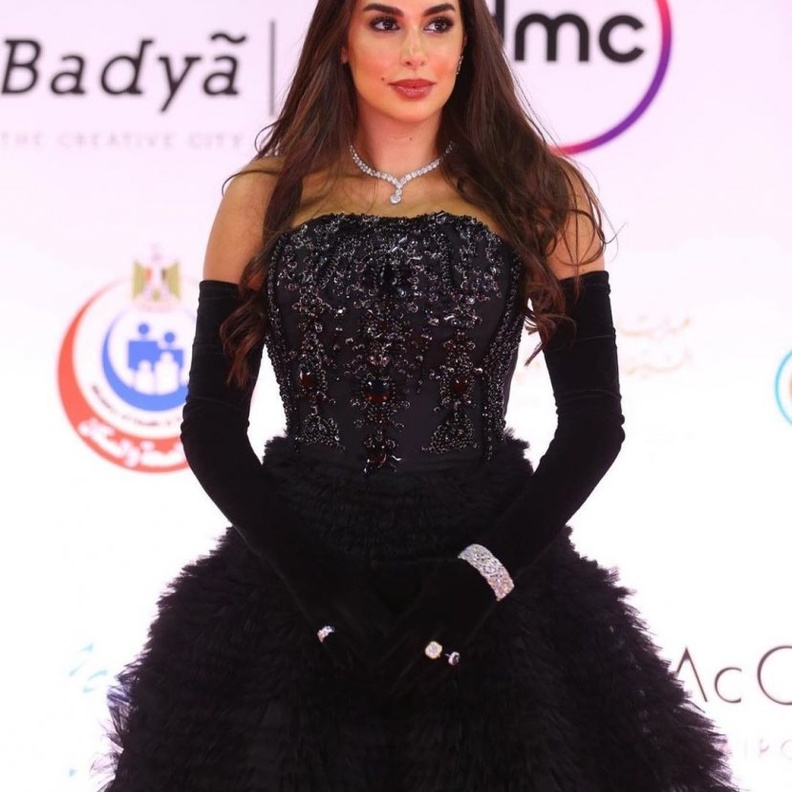  اطلالة ياسمين صبري بفستان أسود مع القفازات المخملية الطويلة