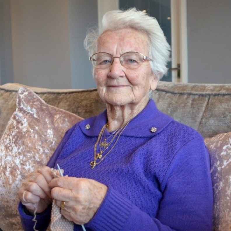 الجدة "مارغريت" تصنع مجسم لكنيسة مريم المجدلية في ساندرينجهام من الصوف