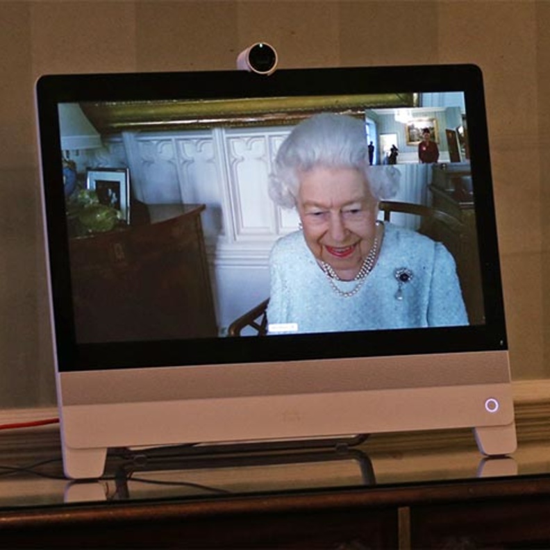 ملكة بريطانيا تنضم استقبالا عند بعد