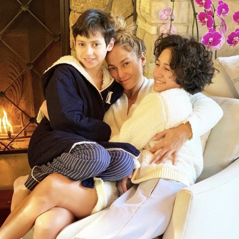 جينيفر لوبيز تقضي وقتها في الإجازة برفقة أولادها