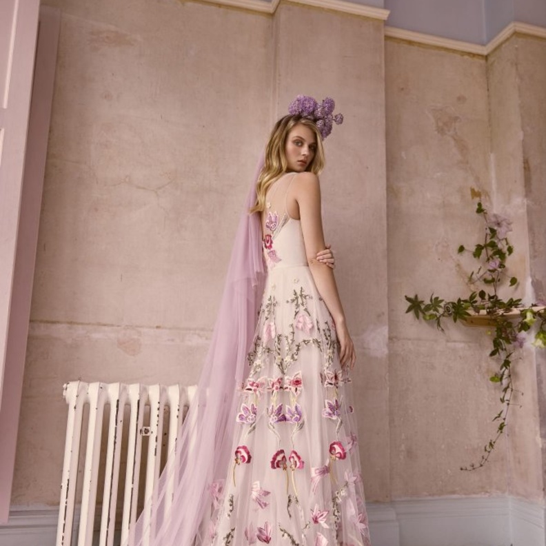  فساتين زفاف مطبعه بالورود من temperley london