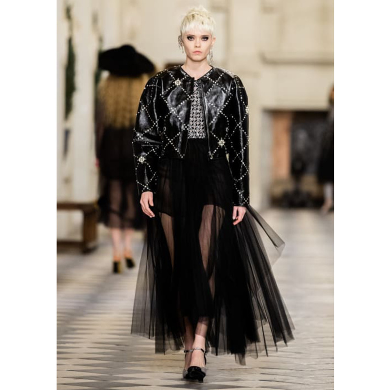 عرض ازياء شانيل Métiers d’Art 2021 تصاميم عصرية بلمسات الدار الايقونية