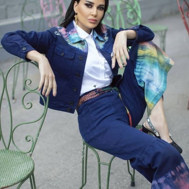  تألقت سيرين عبد النور بإطلالة بالدنيم من ماركة ديور مزيّنة بنقشة التاي داي