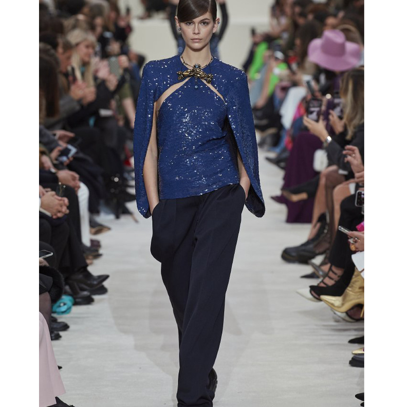 تنسيق التوبات البراقة مع البناطيل السوداء بأسلوب دار Valentino