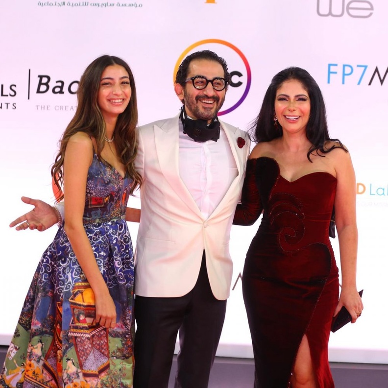 النجمة منى زكي اختارت فستاناً مميزاً باللون الأحمر الداكن من قماش المخمل الأنيق