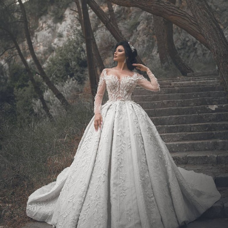 جيني اسبر باطلالتها بالابيض