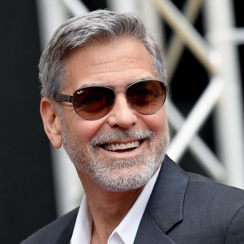 جورج كلوني يقص شعره بنفسه