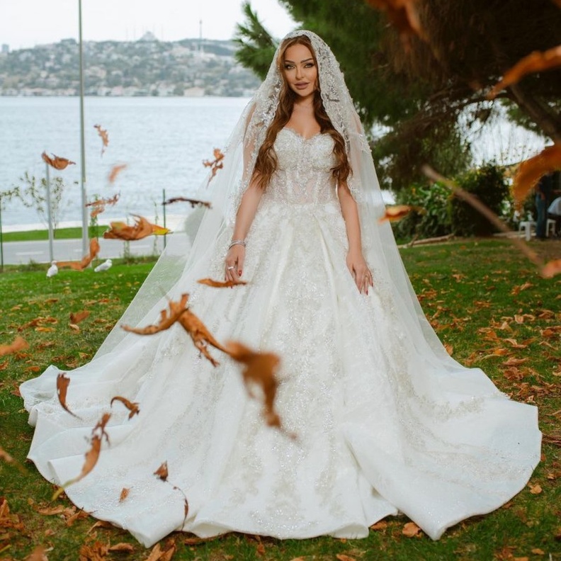 زين كرزون بالفستان الابيض