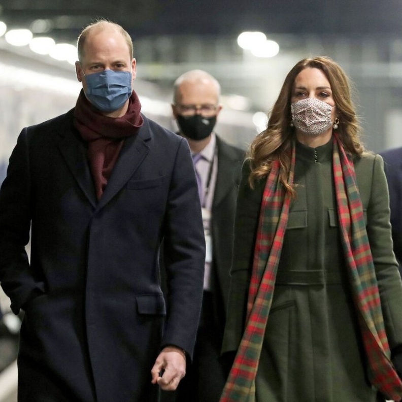 زيّنت كيت الإطلالة بوشاح بنقشة التارتان