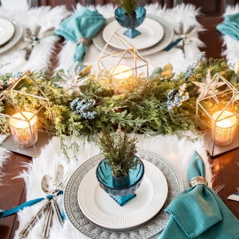 الفرو الابيض لمفارش الصحون في حفل الزفاف الشتوي