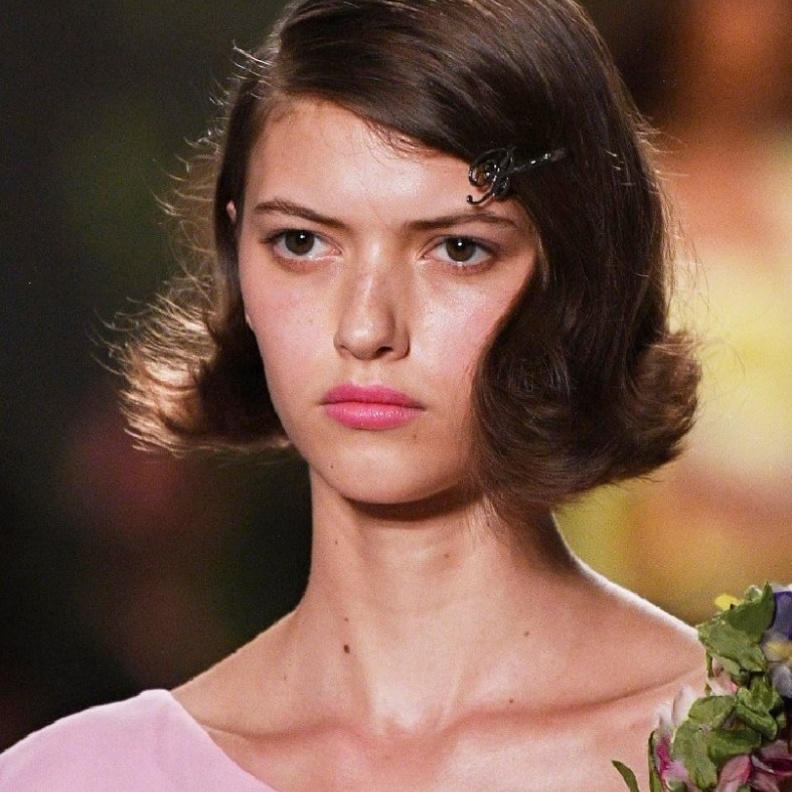  قصات شعر كاريه وويفي من دار Blumarine