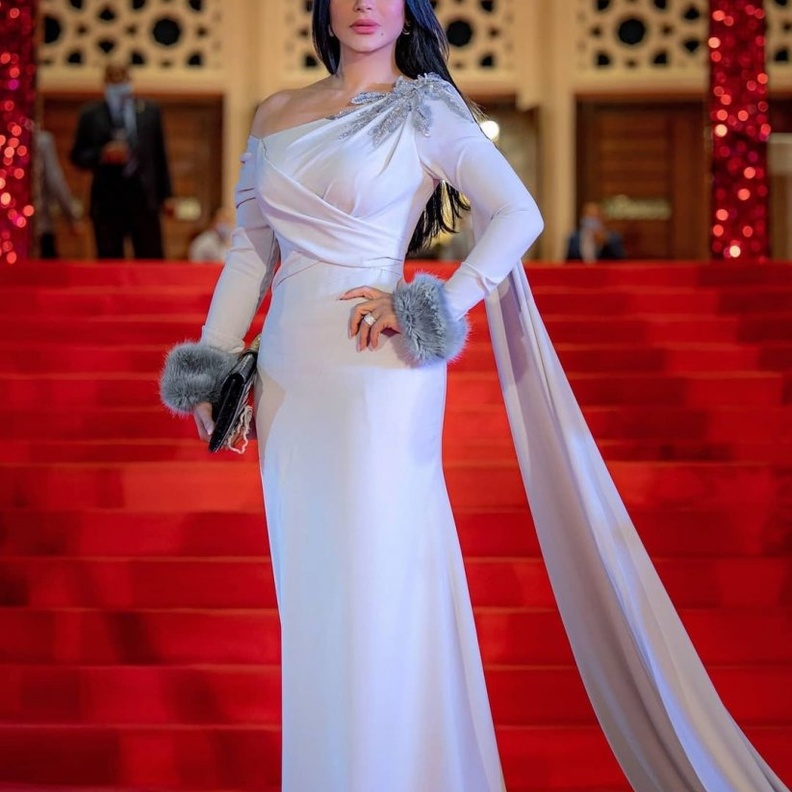 صور اطلالة لجين عمران ملكية باللون الابيض في مهرجان القاهرة السينمائي