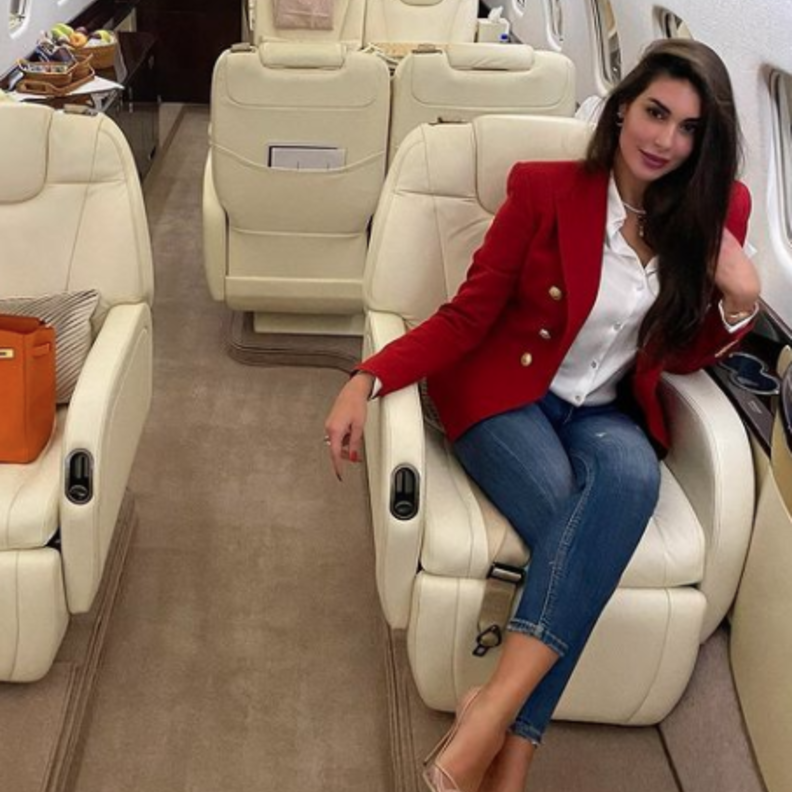 بليزر أحمر نسقته ياسمين صبري باسلوب شبابي